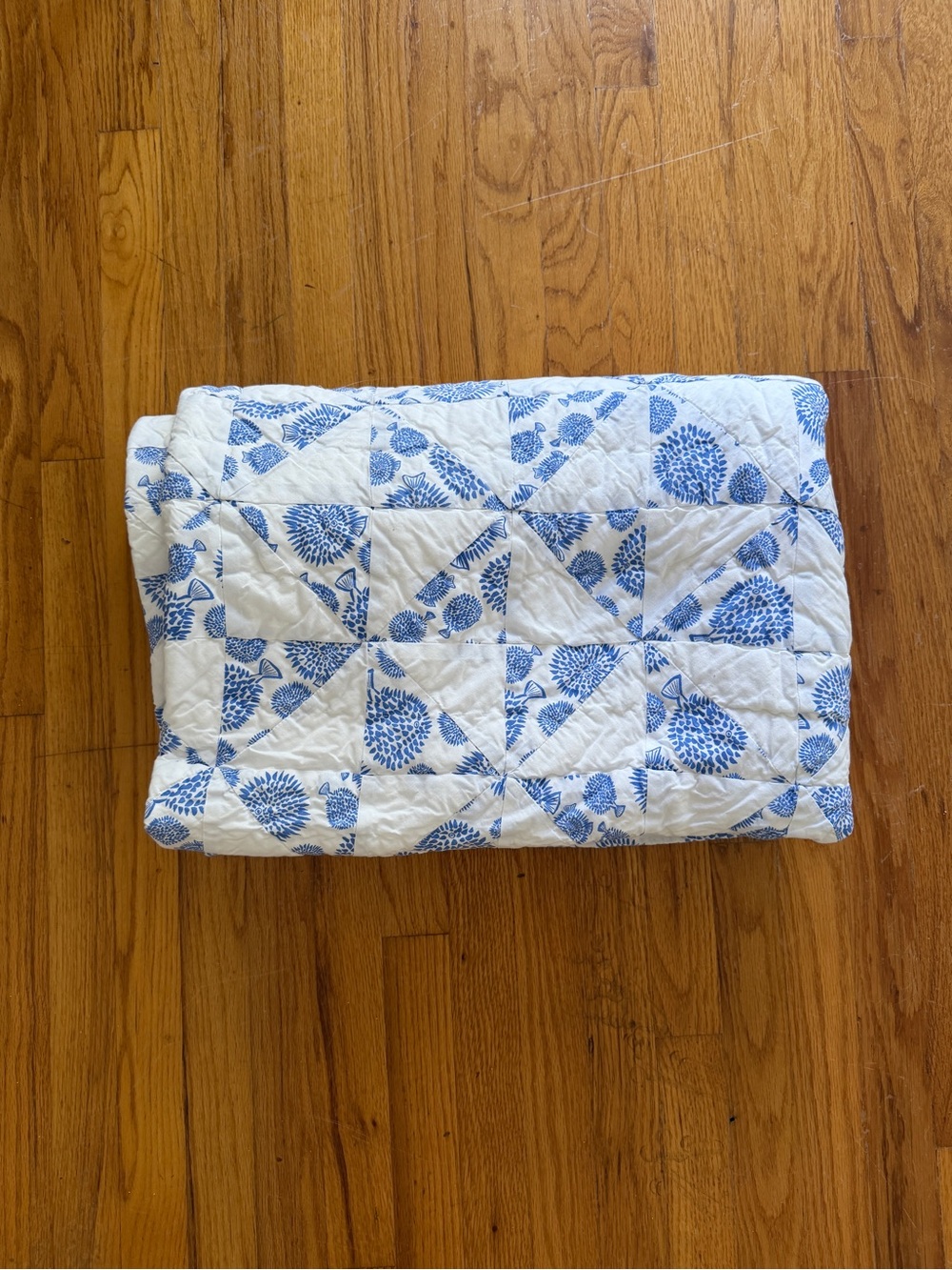 Lewis Home All Cotton Patchwork Quilt in Blowfish Pattern- Like New